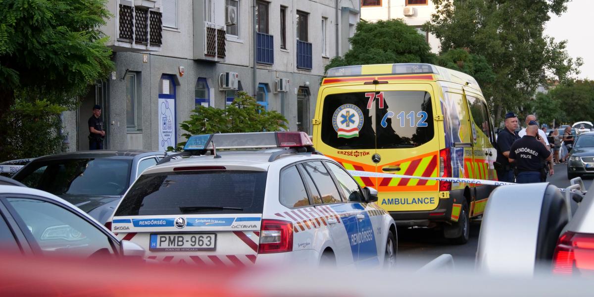 Rendőrök és mentők egy társasház előtt a főváros XXIII. kerületében, az Újtelep úton 2025. szeptember 4-én
