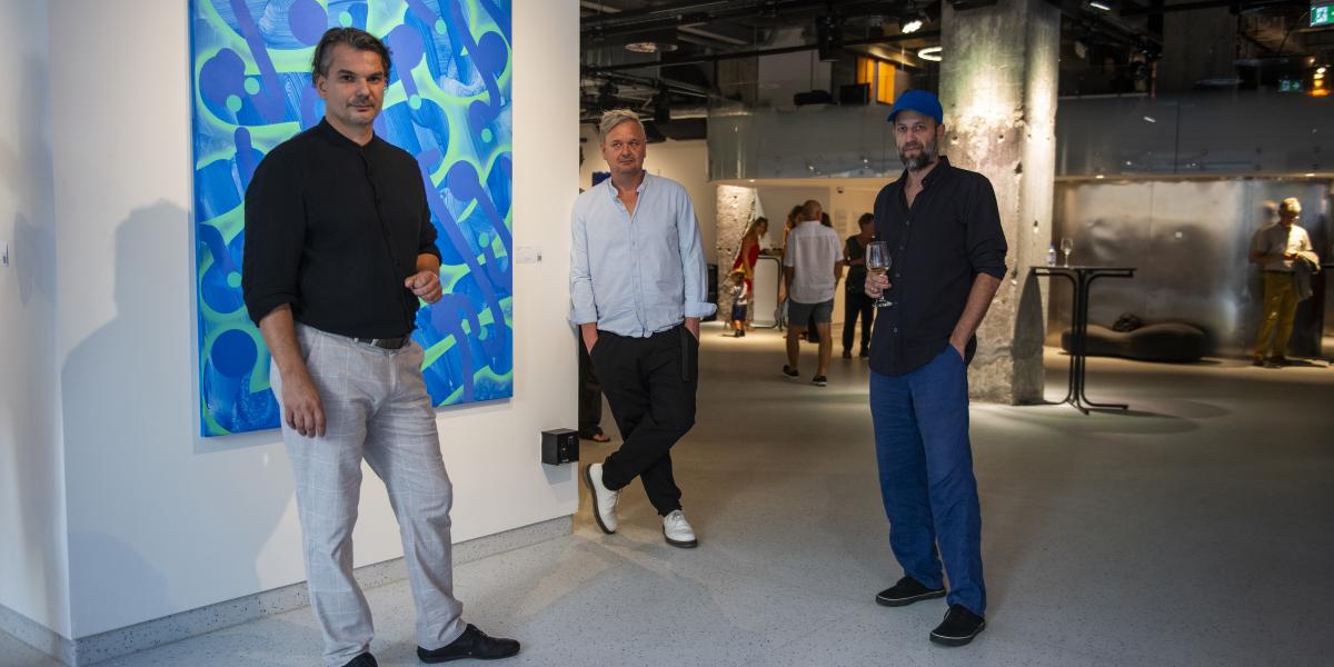 Szentgróti Dávid, Bánki Ákos és Baráth Áron – a háttérben Szentgróti művével