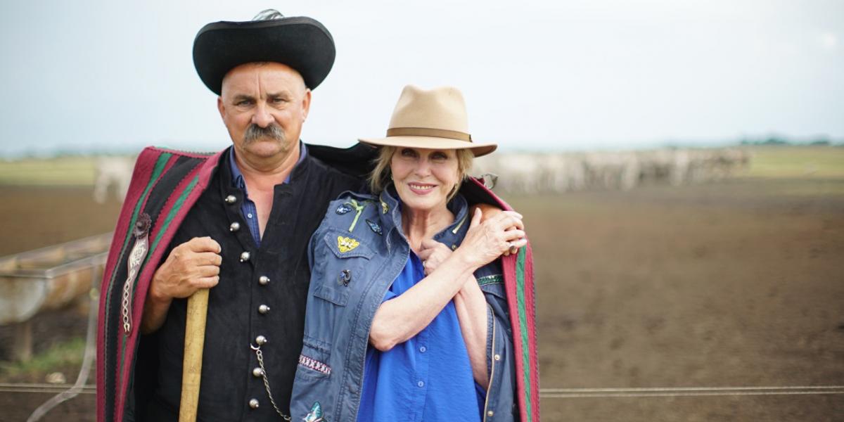 Joanna Lumley Kosina Péterrel, akinek felmenői hét generáció óta csikósok az Alföldön