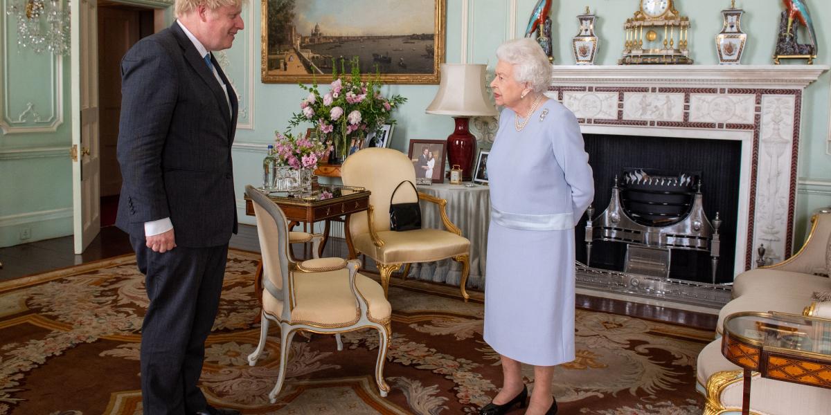 II. Erzsébet nagyon jóban volt Boris Johnsonnal, a Covid-járvány alatt megengedte a volt kormányfőnek, hogy a királyi palota kertjébe járjon futni