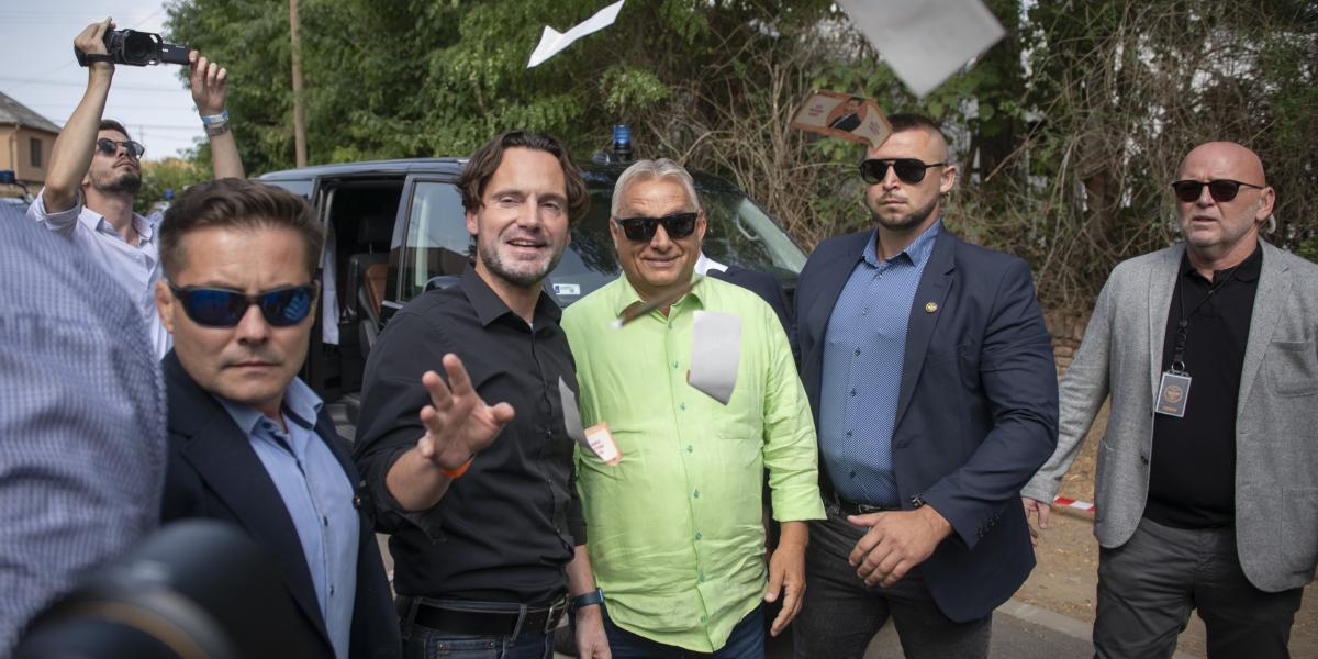 Orbán Viktor a Kötcsei piknik bejárata előtt 2024-ben