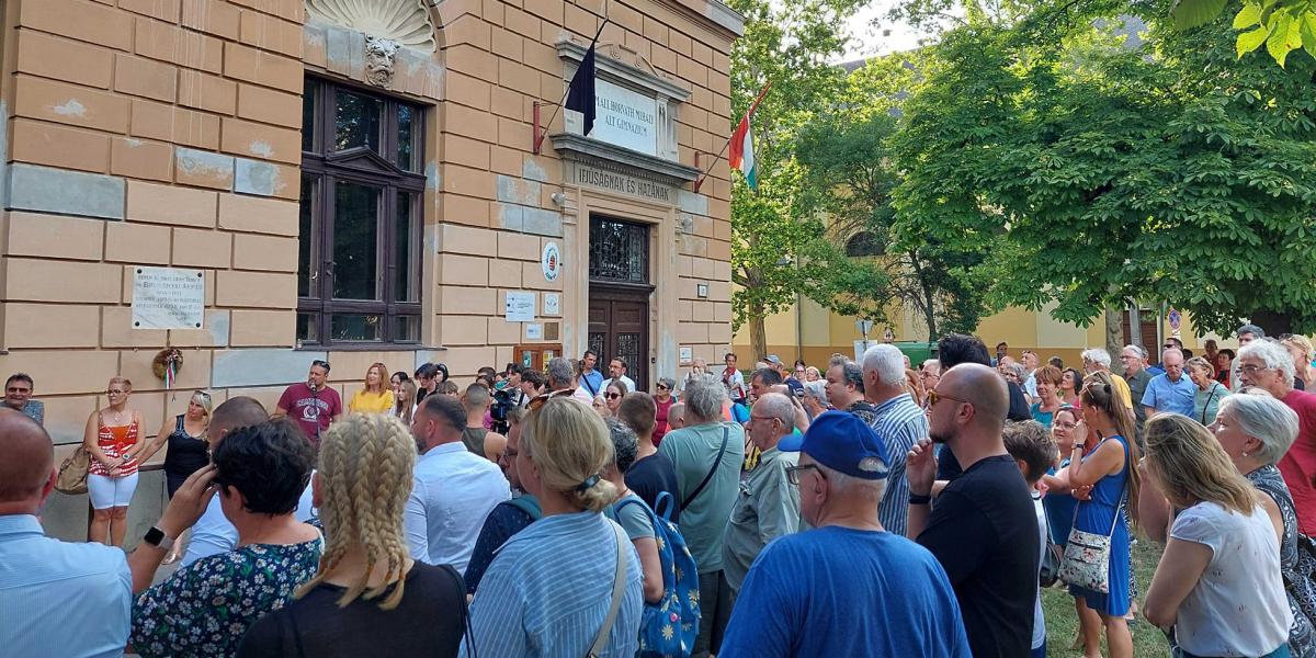 Csendes kiállást hirdettek a szentesi Horváth Mihály Gimnázium drámatagozatáért 2024. június 26-án