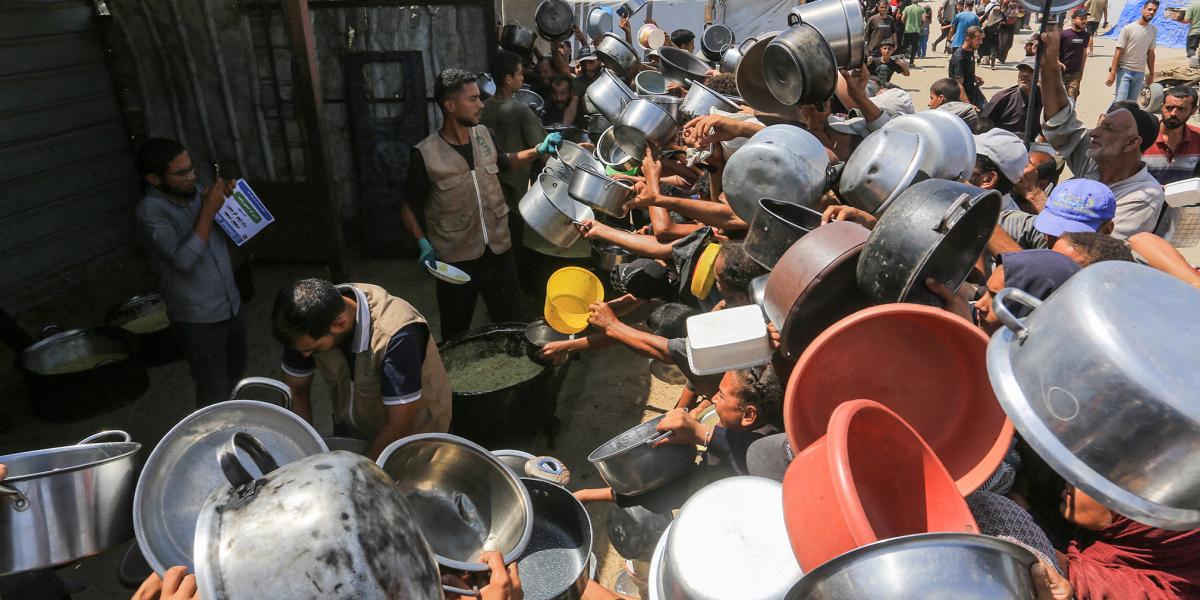 Ételért állnak sorba a palesztinok. Az ENSZ hivatalosan is éhínség által sújtott területnek minősítette Gáza egy részét