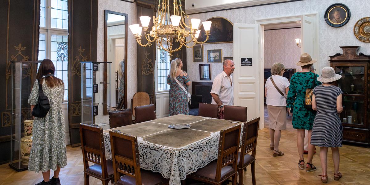 Az emlékház Róth Miksa művészetének sokszínűségét mutatja be