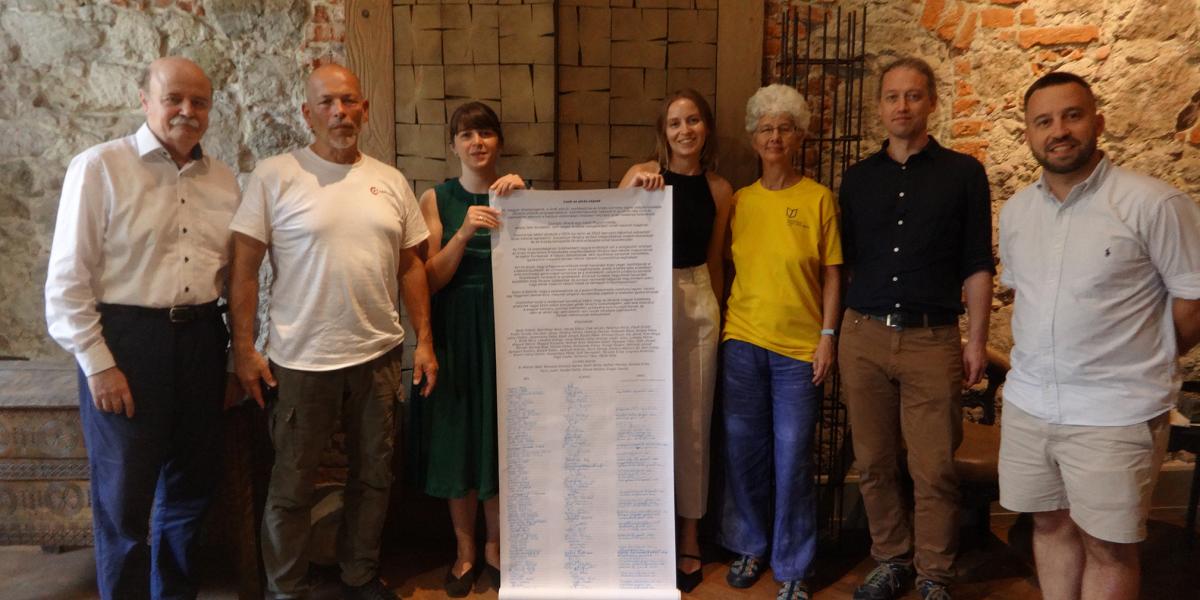 A Levél az ukrán népnek aláírt ívének átadása az ICES ungvári irodájában