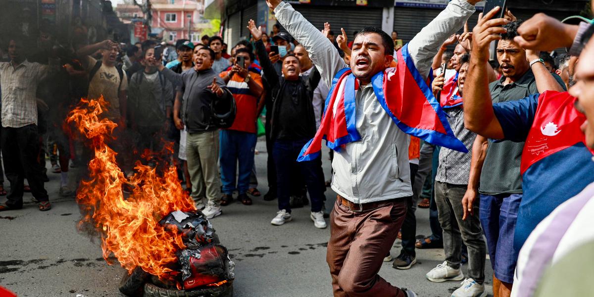 Tüntetők gumiabroncsokat égetnek 2025. szeptember 9-én, egy nappal a közösségi média tilalmai és a kormány korrupciója miatt indított tüntetések után.