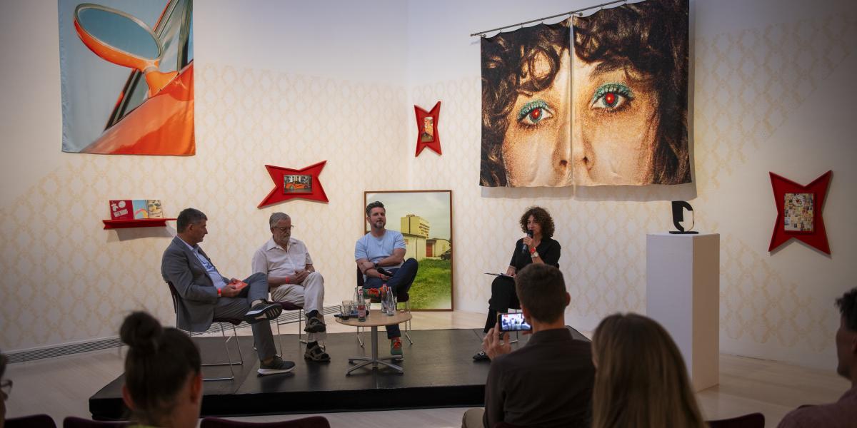 Ottrubay István alapítványi vezető, Margócsy István irodalomtörténész, Rieder Gábor kurátor és Winkler Nóra moderátor a shortlistesek kiállításán tartott pódiumbeszélgetésen