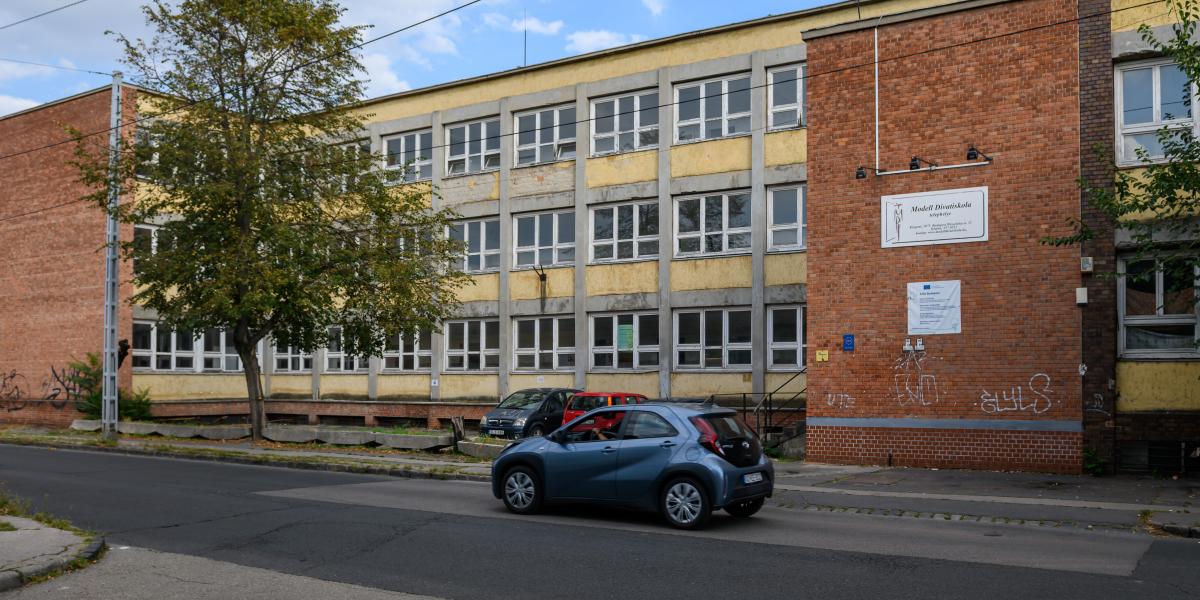 A Baross utcai volt iskolaépület még üres. Itt 26 bérlakást alakítanának ki 