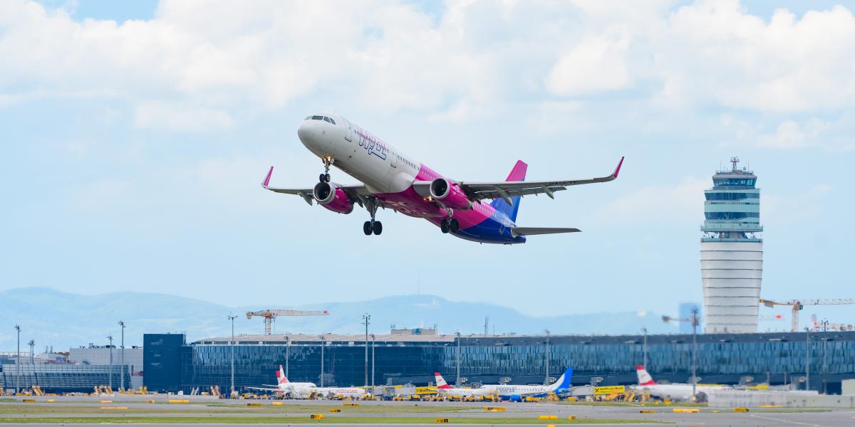 Felszálló Wizz Air-járat a bécsi repülőtéren 