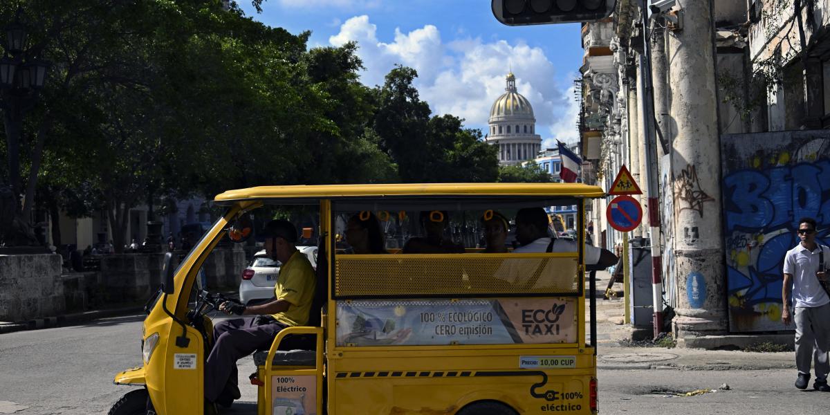 Lekapcsolt közlekedési lámpa Havannában 2025. szeptember 10-én. 