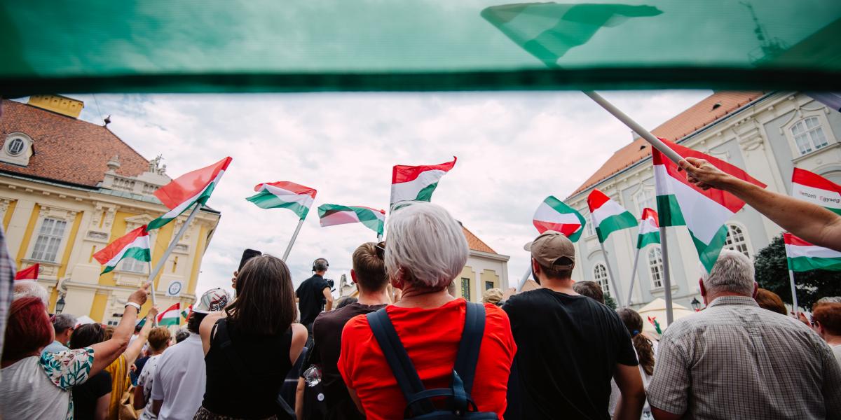 Szimpatizánsok a Tisza Párt székesfehérvári nagyrendezvényén július 26-án 