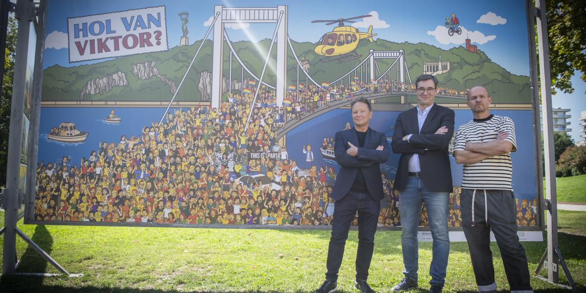 Geszti Péter, Karácsony Gergely és Bakos Gábor a nyertes, „Hol van Viktor?” című óriás­plakáttal. A figyelmes szemlélő Vlagyimirt és Józsefet is megtalálhatja a tömegben