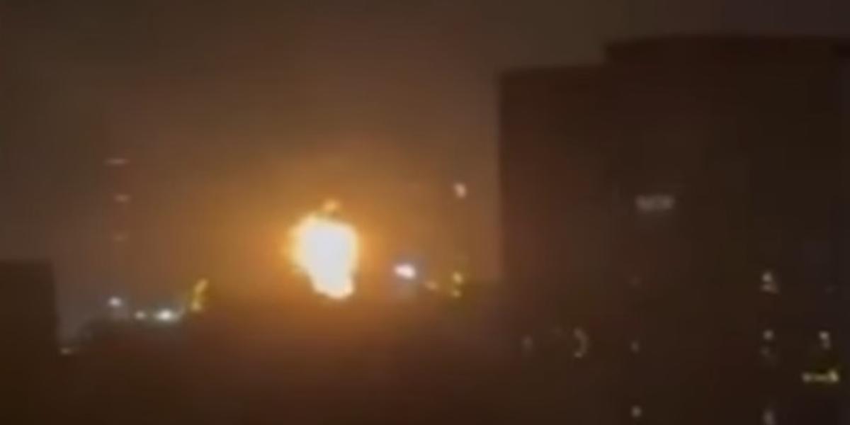 Távoli felvétel az olajfinomítót érő csapásról