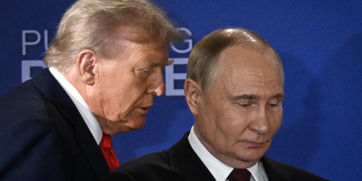 Donald Trump amerikai elnök és Vlagyimir Putyin orosz elnök az amerikai-orosz csúcstalálkozón való részvétel után 2025. augusztus 15-én