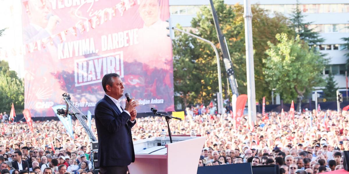 Özgür Özel. Meglepetés lenne, ha végül nem váltanák le posztjáról