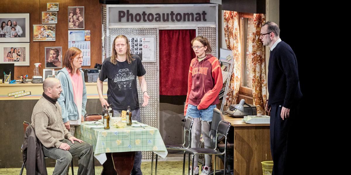 Amit látunk, az annyira valóságos, hogy szinte már nem is reális. Naturalizmus a szó legmélyebb értelmében: szinte szagoljuk, tapintjuk, érezzük ezt az életet