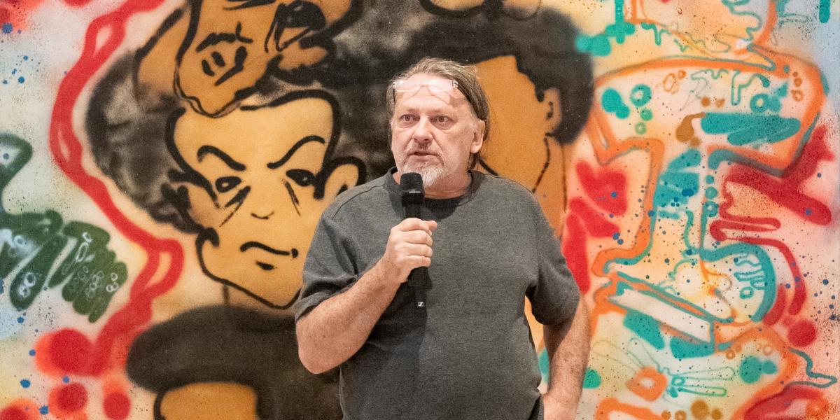Készman József kurátor a graffitiket bemutató szekcióban
