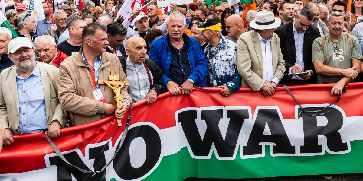 Bencsik András (középen kék felsőben), a Demokrata főszerkesztője a 2024-es Békemeneten