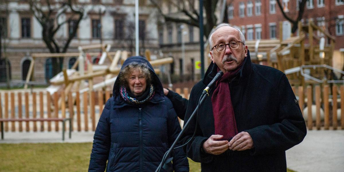 Niedermüller Péter a a Klauzál téri holokauszt emlékműnél január 19-én 