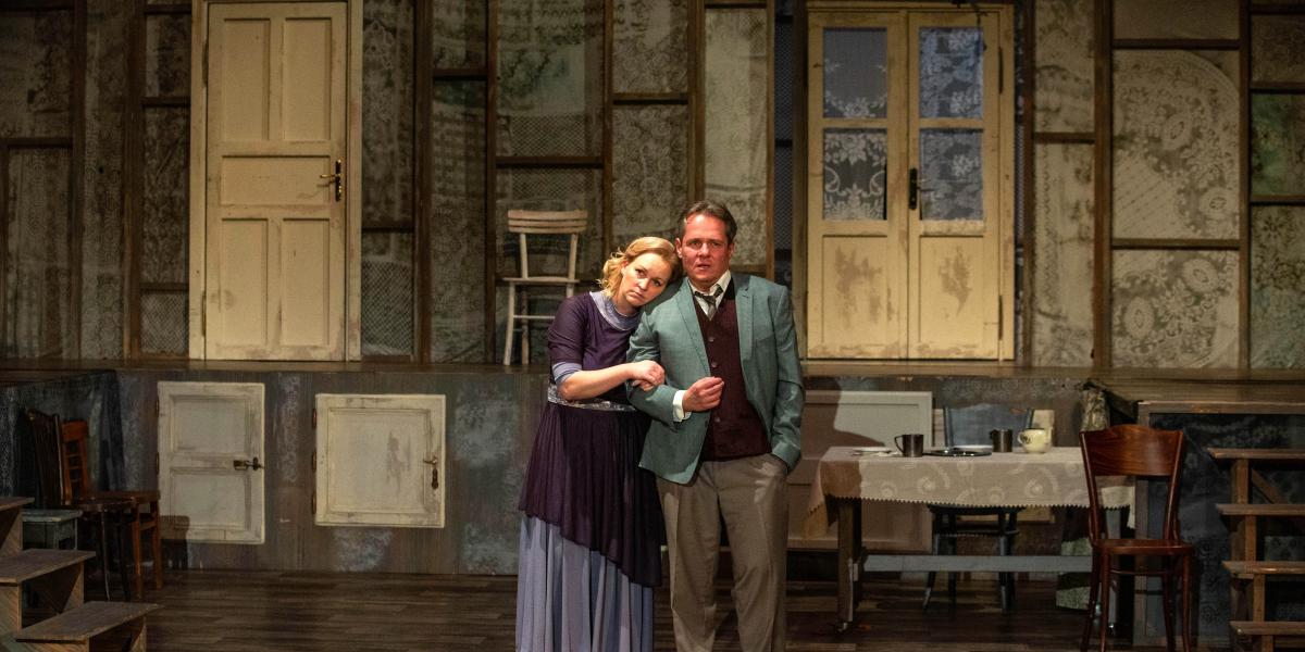 Összekapaszkodva a lepukkant házban (Jankovics Andrea és Őze Áron) 