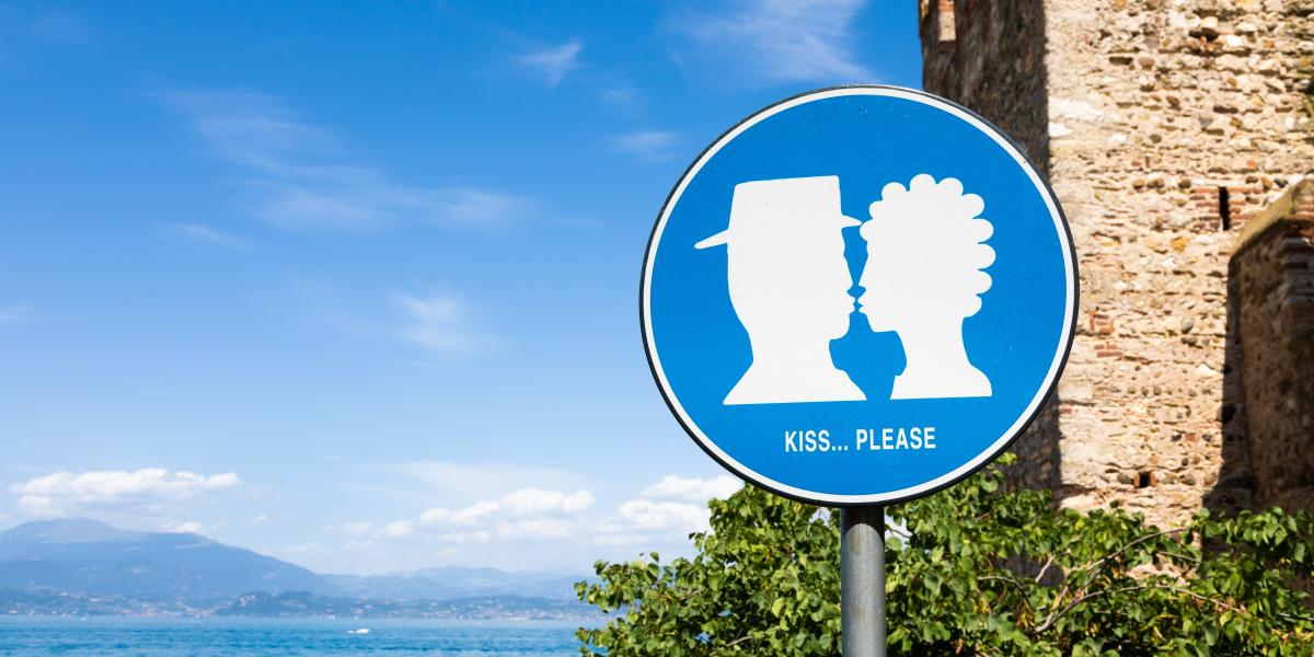 Bár a csókkal foglalkozó tudomány (filematológia) fejletlen, igen valószínű, hogy a csók mélyen gyökerező genetikai háttérrel rendelkezik