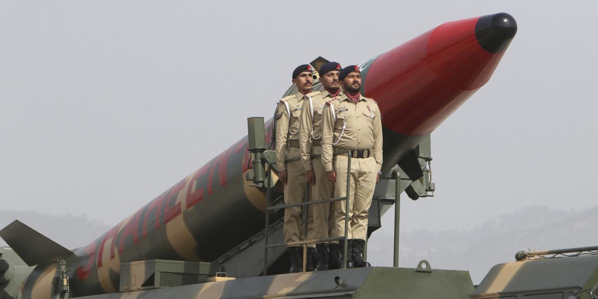 Pakisztáni katonák egy Shaheen nagy hatótávolságú ballisztikus rakétát szállító járművön 