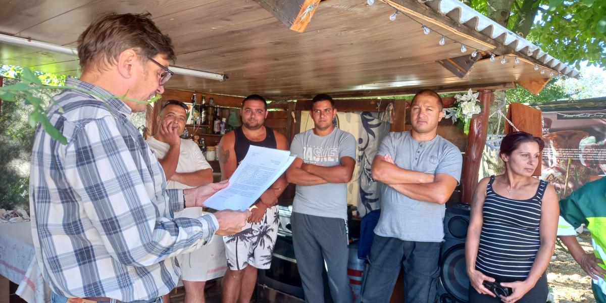 Heindl Péter jogvédő (balról) és az elbocsátott brigád néhány tagja