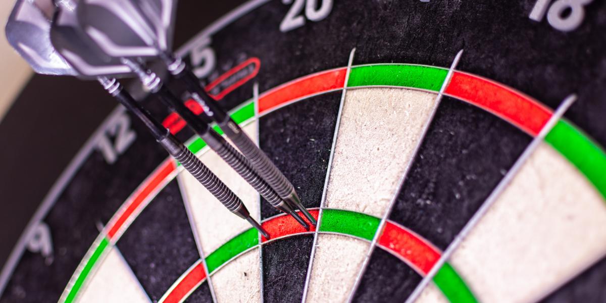 Három tripla húszat sem könnyű dobni, 501-ről kilenc nyíllal kiszállni még nehezebb