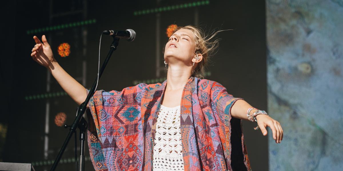 Дeva tudatosan dolgoz fel egyszerre népszerű, sokak által ismert és ritkán hallott népdalokat is