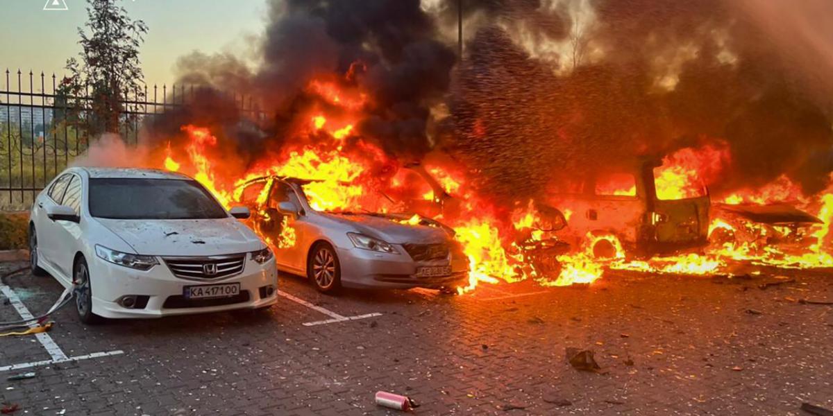 Lángoló autók egy légitámadás után, a képet az Ukrán Katasztrófavédelmi Szolgálat tette közzé 2025. szeptember 20-án