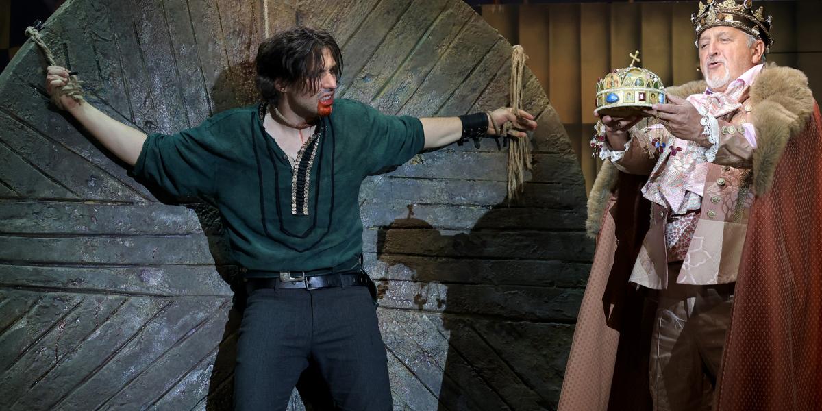 A „sztárkirály” történetét szerették volna bemutatni. Azét, aki jó fej, van humora, tud harcolni, és még a kultúra terjesztését is fontosnak tartja