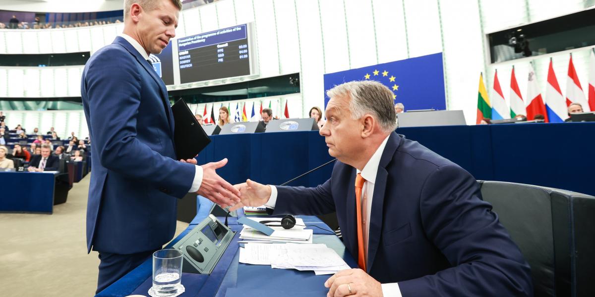 Ellenfelek. Narancssárga nyakkendőben Orbán Viktor miniszterelnök, mappával Magyar Péter Tisza-elnök