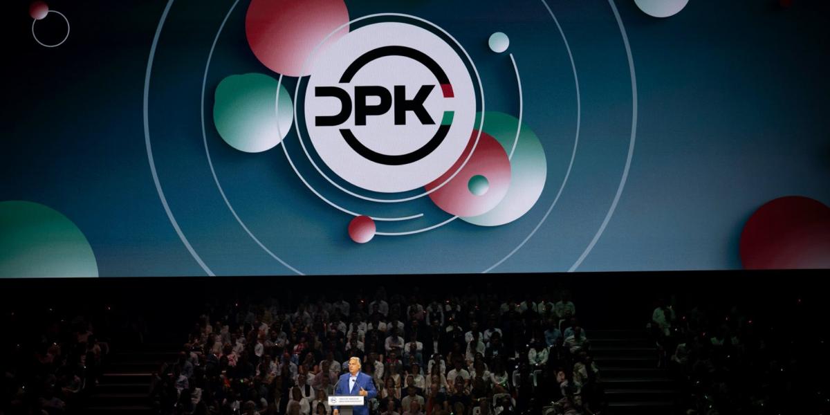 Orbán beszél. A szakértő szerint a szombati rendezvény célja az volt, hogy reprezentálja azt az imázsváltást, amelyben a kormányfő már nem egy dühös, hatalma megtartásáért kapkodó, agresszív vezetőként tűnik fel