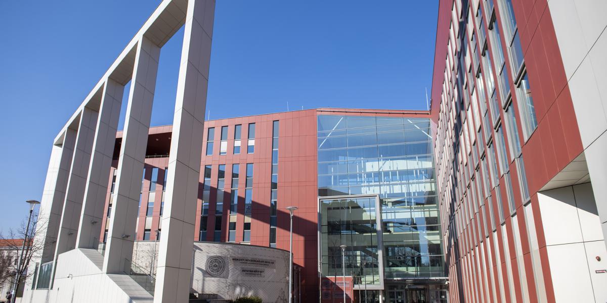 A Nemzeti Közszolgálati Egyetem különösen kedves a kormánynak