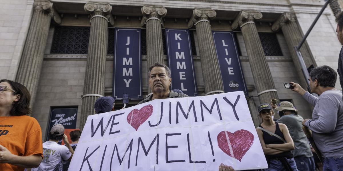 Tüntetők gyűltek össze az El Capitan előtt, hogy tiltakozzanak az ABC döntése ellen, hogy Kimmelt visszavonták a sugárzásból