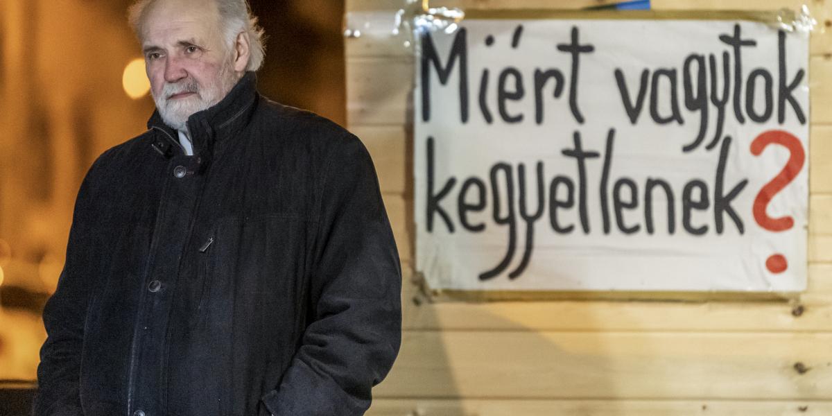 Iványi Gábor eldöntötte, hogy megszervezi a pénztelenek és hatalom nélküliek kis világát. A Dankó utcai Noé bárkájára menekíti az embertelenség özönvize elől a hajléktalanokat, a szegény gyerekeket, a menekülteket