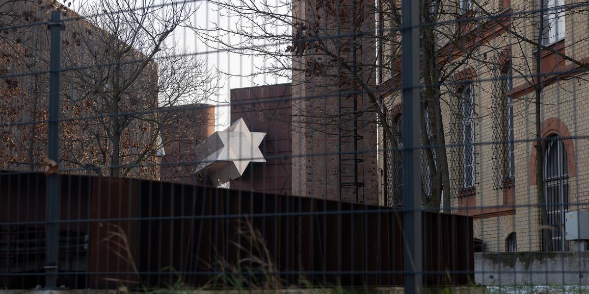 A Józsefvárosi pályaudvar helyén létrehozott, régen elkészült holokauszt-emlékközpont jó ideje üresen áll