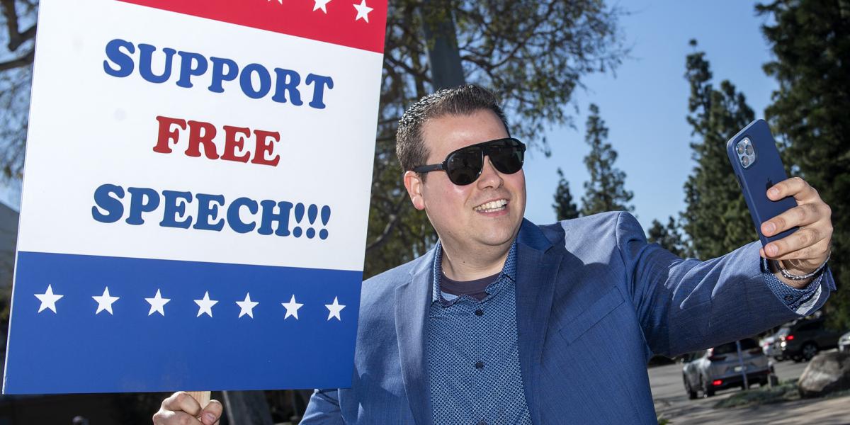 „Szabad véleménynyilvánítást” követel egy republikánus tüntető a közösségi oldalaktól