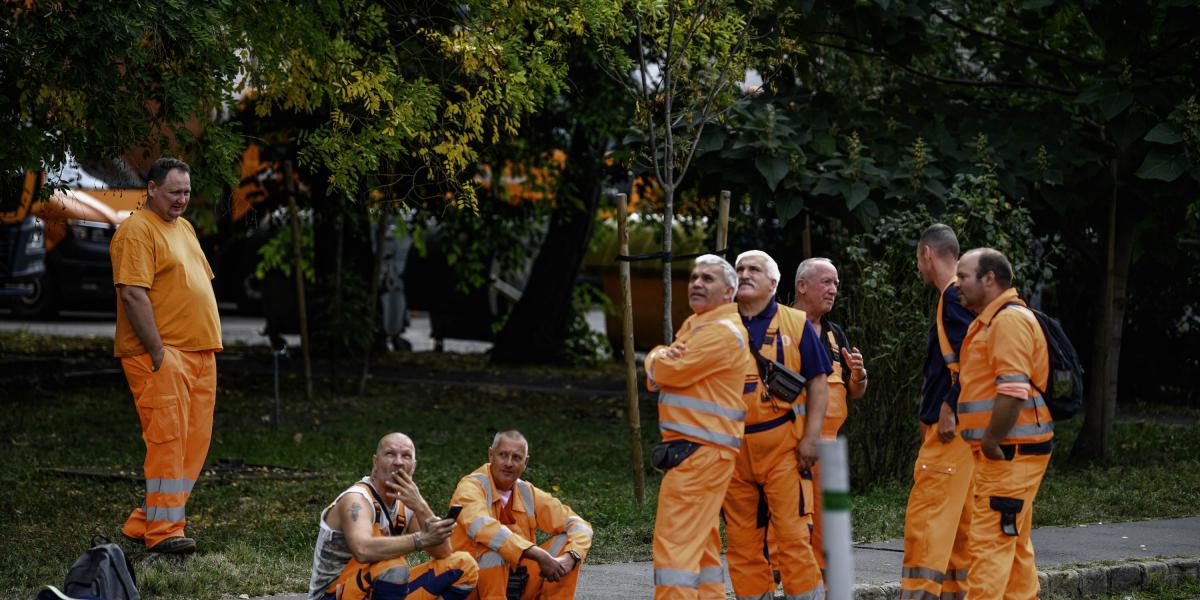 Sztrájkoló kukások a Budapesti Közterület-fenntartó Zrt. Ecseri úti telephelyén szeptember 24-én