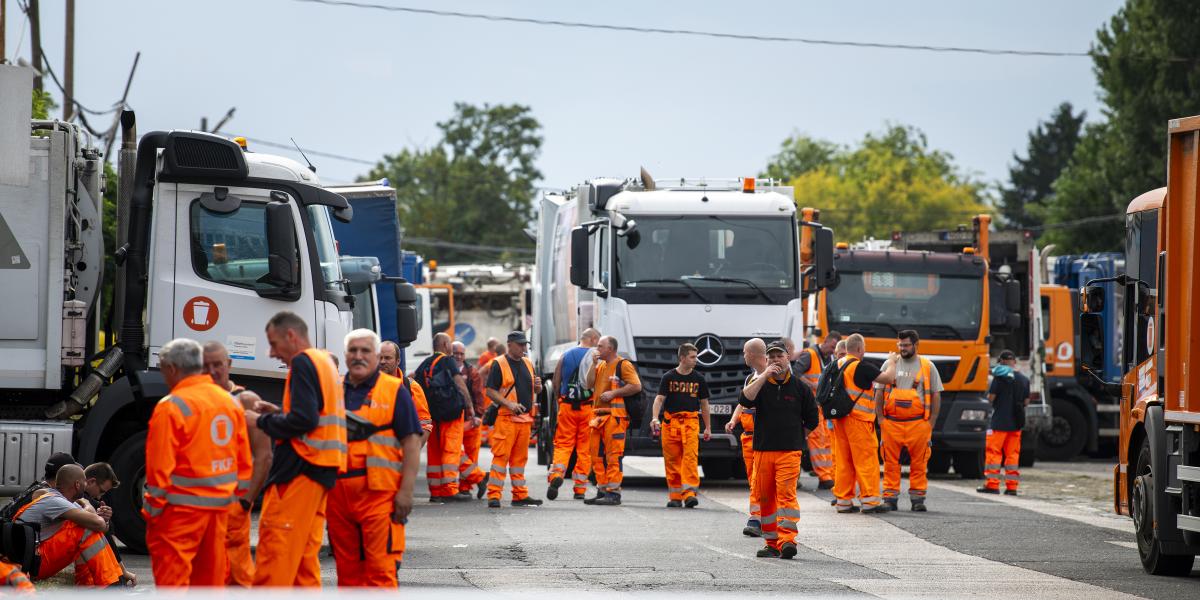 Sztrájkoló kukások a Budapesti Közterület-fenntartó Zrt. Ecseri úti telephelyén szeptember 24-én 