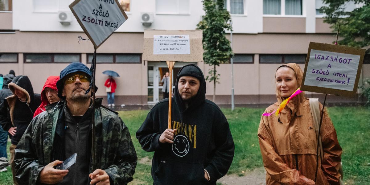 Tüntetők a Szőlő utcai intézmény előtt. Tisztességes vizsgálatot akarnak