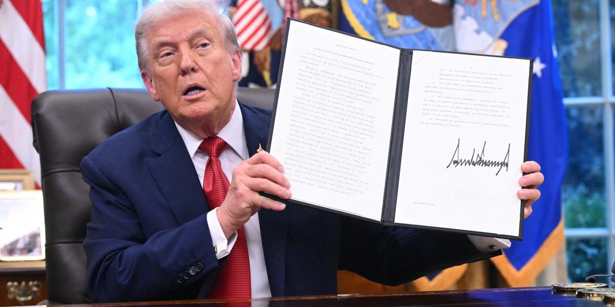 Donald Trump a TikTok amerikai üzemeltetéséről szóló rendelettel a Fehér Házban szeptember 25-én 