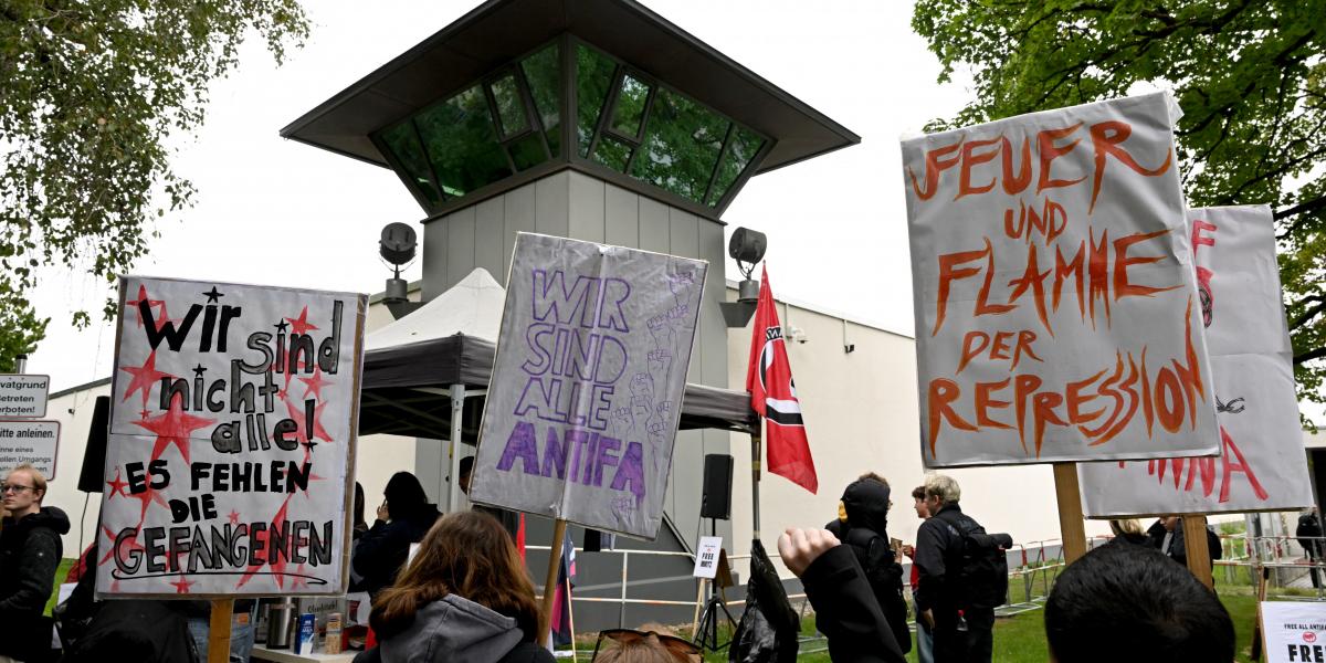 Hanna S. támogatói tüntetnek a Stadelheim börtön előtt, ahol a tárgyalást tartották szeptember 26-án 