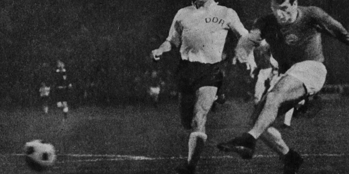 Ez volt a harmadik – Farkas János ballábas lövése nyomán védhetetlenül vágódott a labda Croy hálájába (Farkas mellett Frässdorf)