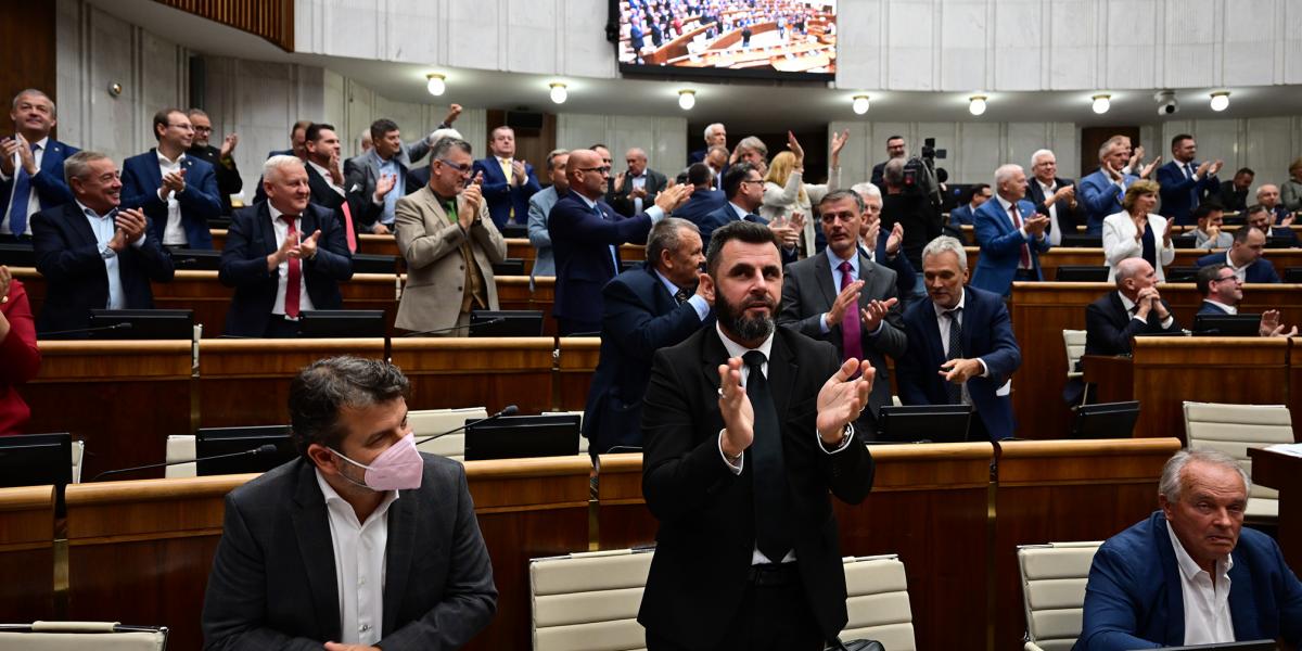 Taps pénteken a pozsonyi parlamentben az alkotmánymódosítás elfogadása után
