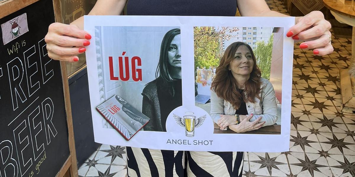 Renner Erika, a lúgos orvosként elhíresült elkövető áldozata felmutatja portréját, amely a Billog BÁTOR NŐK falára felkerült