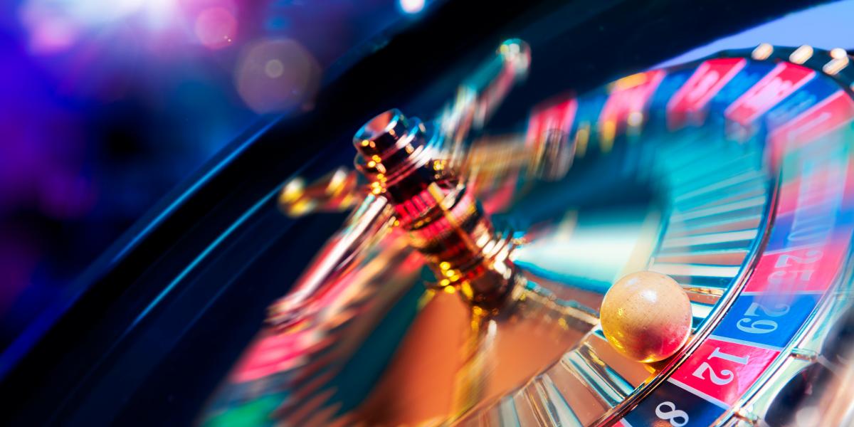 Több ezer pörgetés esetén lehet közel azonos a piros és fekete aránya a rulett­asztalnál