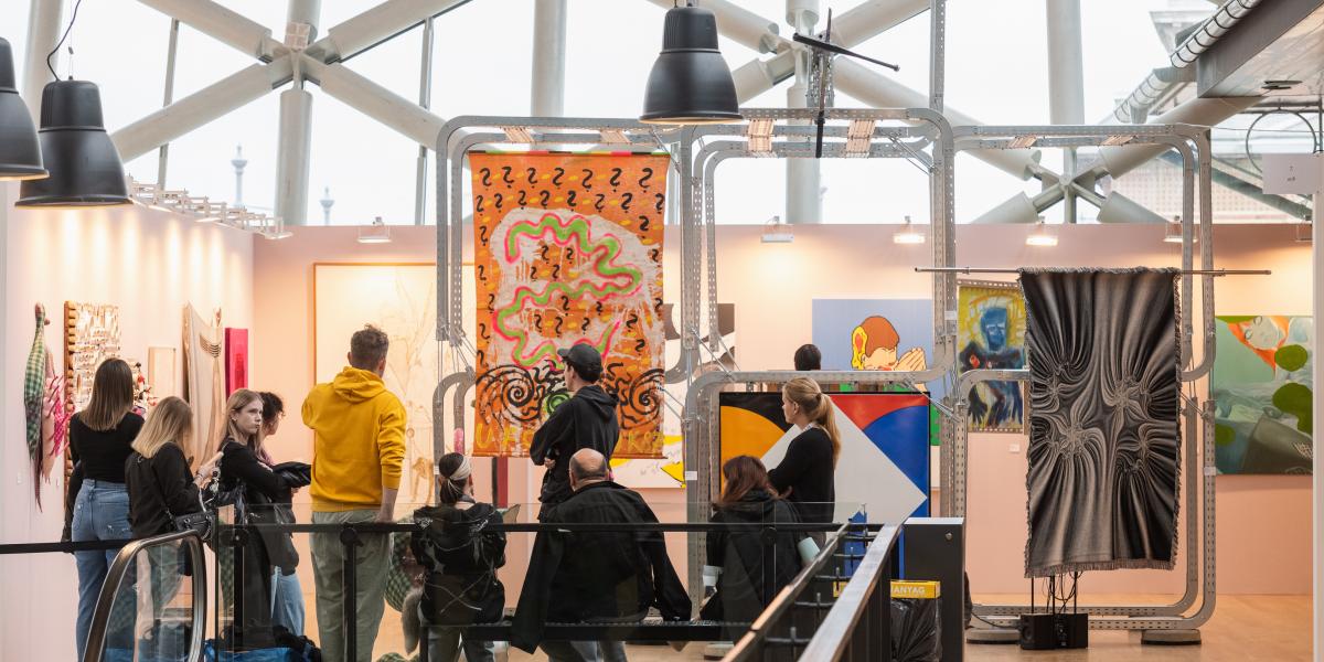 A vásáron az acb Galéria standján egy kábeltálcákból készült építményen is műtárgyak sorakoztak