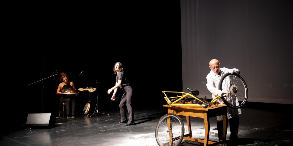 Szirtes János performansza arra világított rá, hogy ami szétesett, azt nem lehet megjavítani