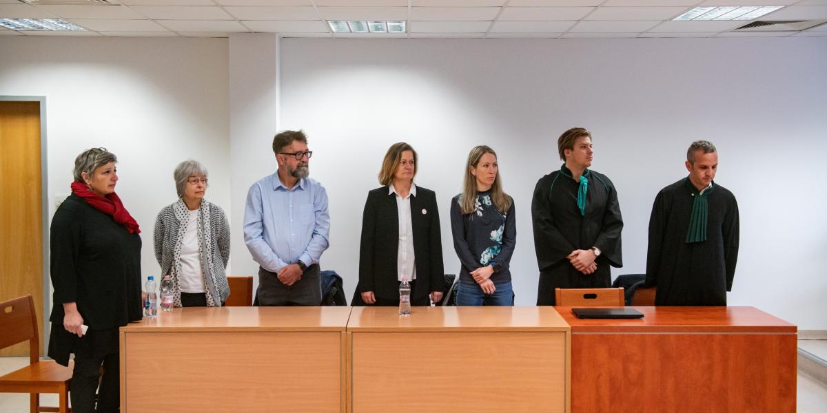 A Kölcsey Gimnázium elbocsátott pedagógusai egy korábbi tárgyalási napon a Fővárosi Törvényszéken 2024. november 8-án
